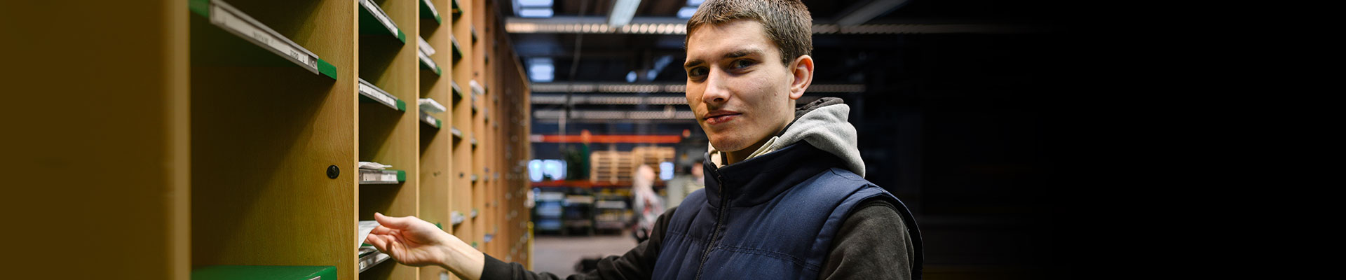 A képen egy autista fiatal látható a Hírlap Logisztikai Üzemben