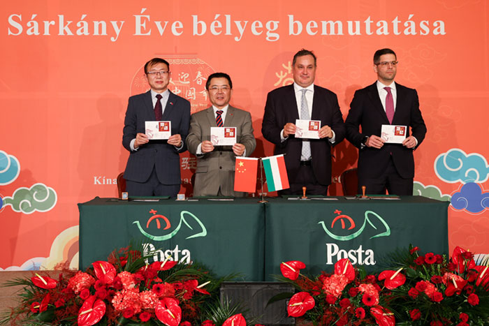 A magyar és a kínai delegáció vemutatja a Sárkány évére készült bélyeget