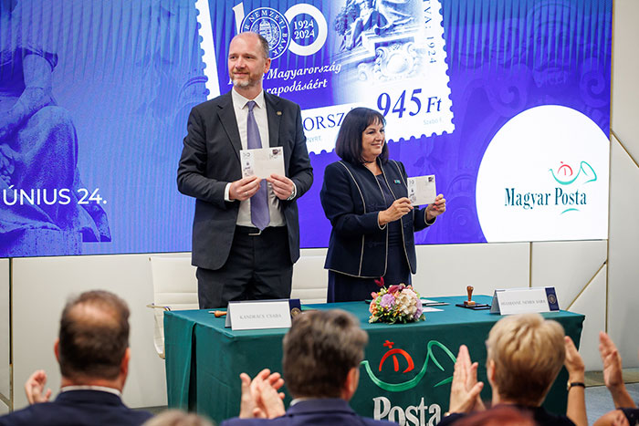 Dr. Kandrács Csaba és Hegmanné Nemes Sára átadja a Magyar Nemzeti Bank százéves évfordulóját ünneplő bélyeget