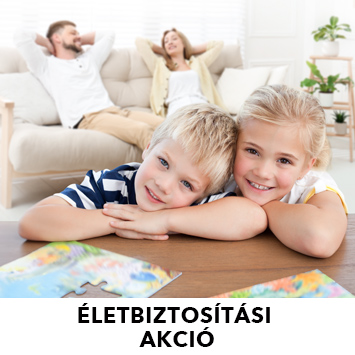 A képen egy testvérpár látható, mögöttük a szüleik ülnek egy kanapén a háttérben