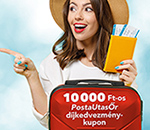 '100 000 Ft-os PostaUtasŐr díjkedvezménykupon' - a képen egy nő látható, piros bőrönddelés repülőjegyekkel