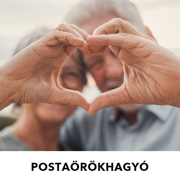 A képen egy idős pár látható ahogyan szivet formálnak a kezükkel