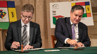 A képen dr. Láng Géza posta vezérigazgató és Nagy Márton nemzetgazdasági miniszter látható