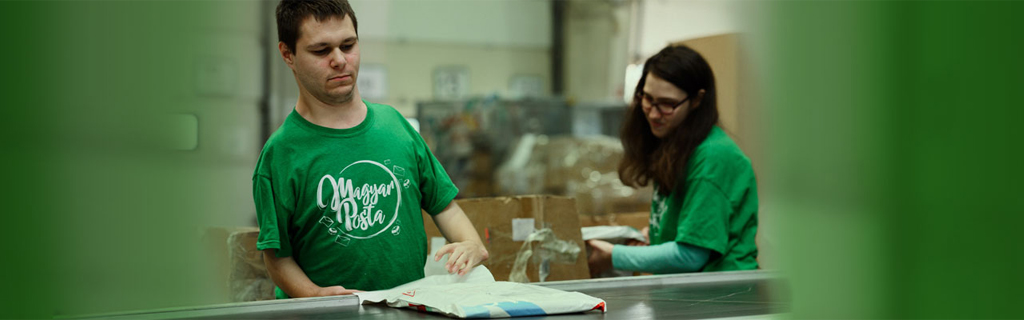 A képen a Magyar Posta megváltozott munkaképességű alkalmazottjai láthatók munka közben