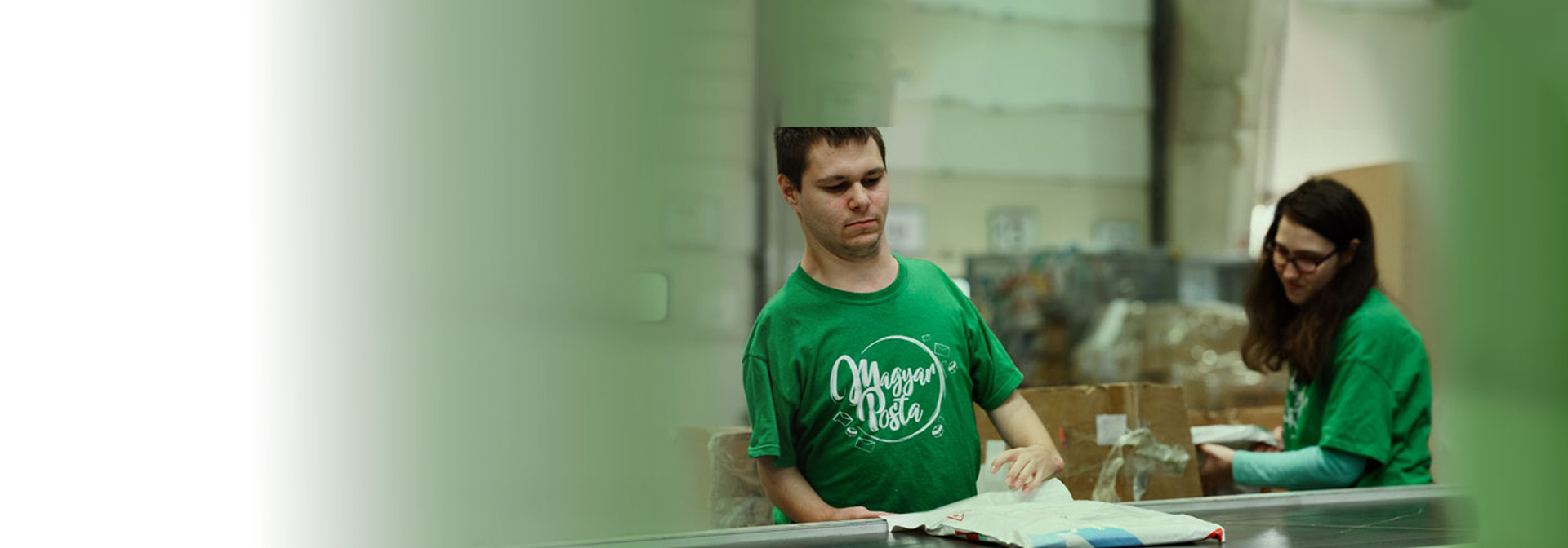 A képen a Magyar Posta megváltozott munkaképességű alkalmazottjai láthatók munka közben