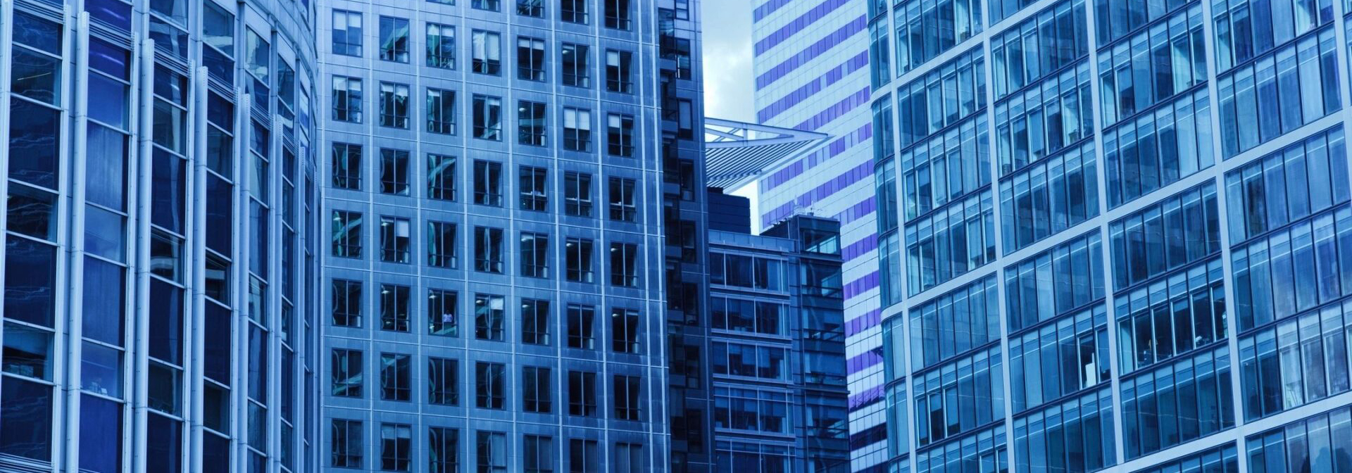 Beszerzések, pályázatok. A képen irodaépületek láthatóak.