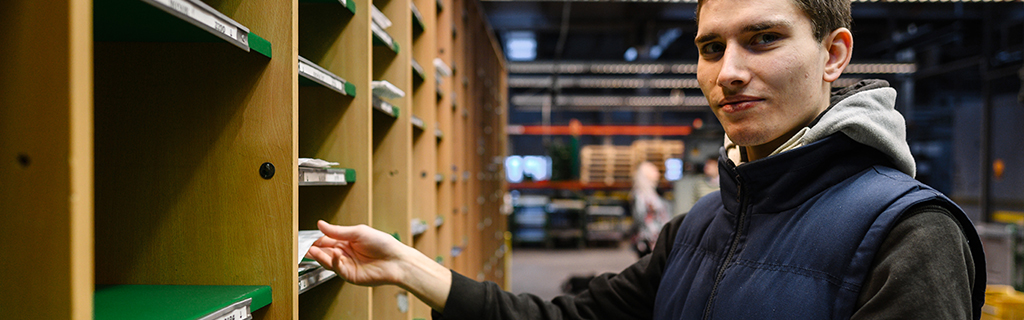 A képen egy autista fiatal látható a Hírlap Logisztikai Üzemben