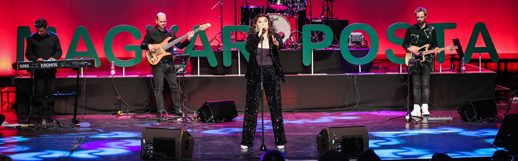 A képen Nika látható fellépés közben egy Magyar Posta rendezvényen