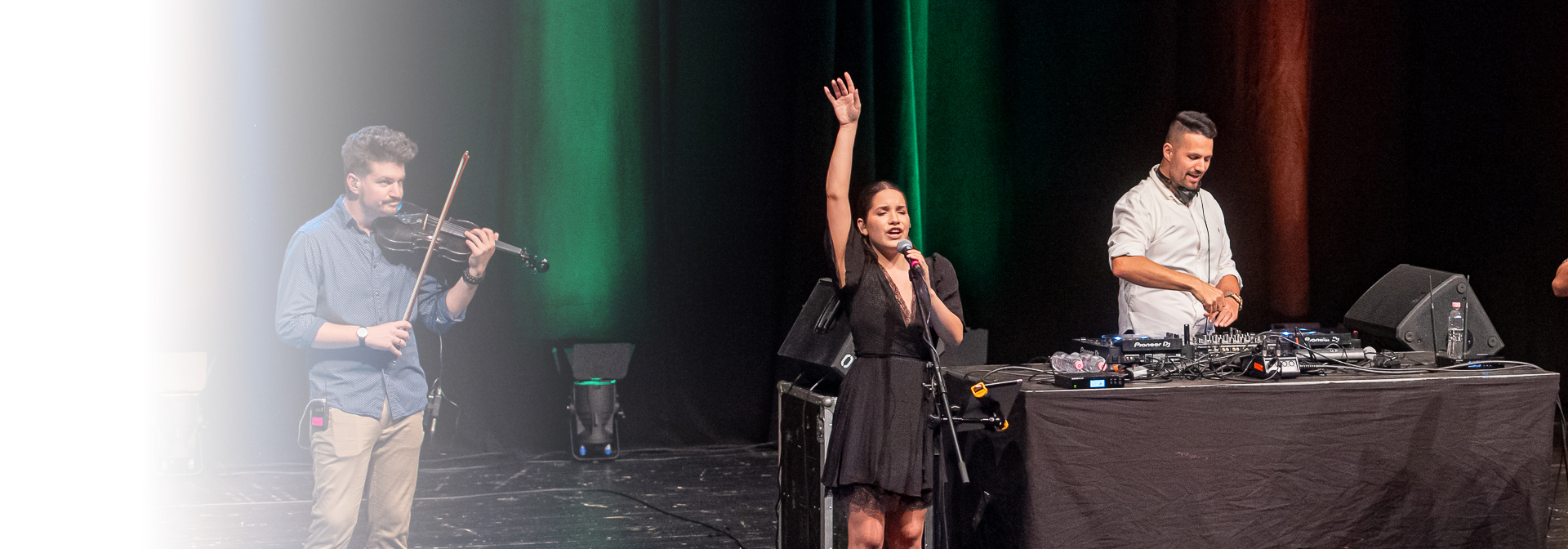 A képen Mr. Vasovski szórakoztatja a különleges, az élő zenére is építő dj-szettjévela postásokat egy postás rendezvényen 