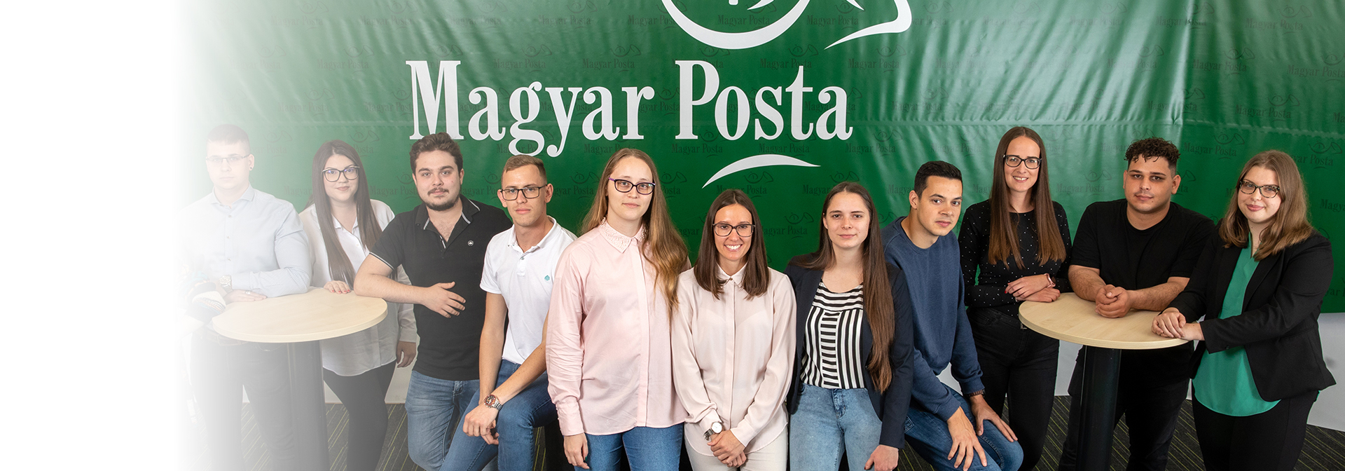 A képen a Magyar Posta által Postart néven indított postahelyi vezető-utánpótlási programon részt vett fiatalok láthatók