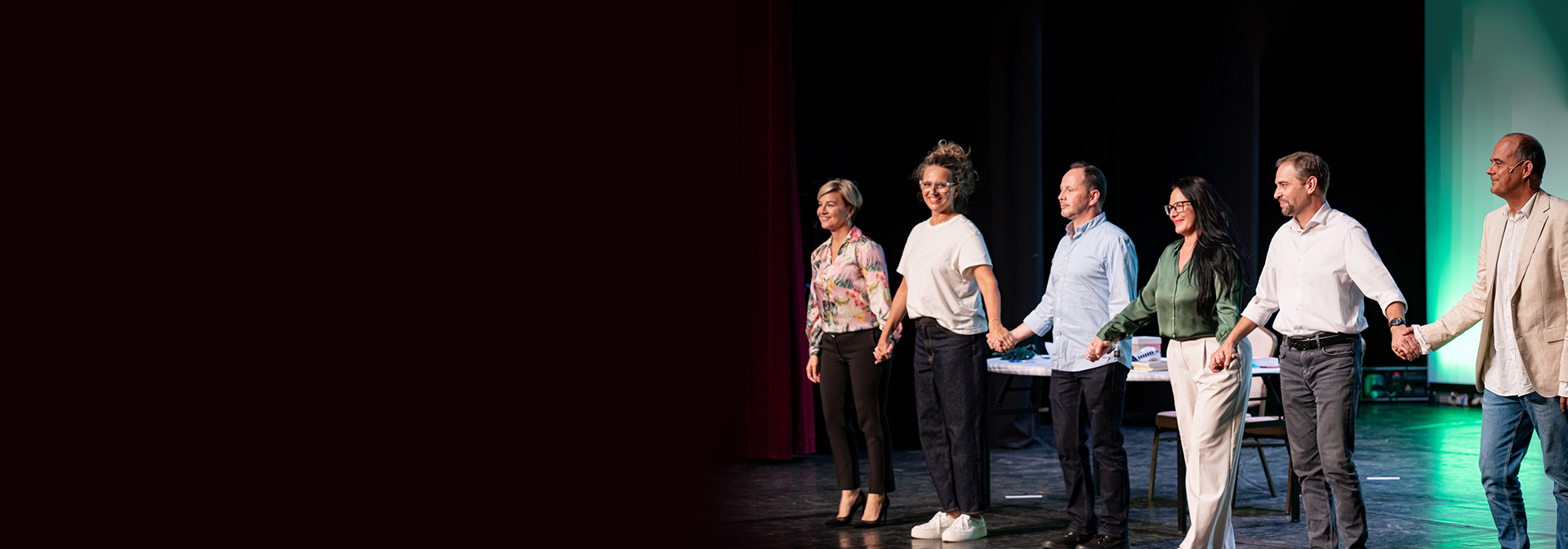 A képen Gönczi Dorka látható a Munkatársas című darabban egy Postás rendezvényen