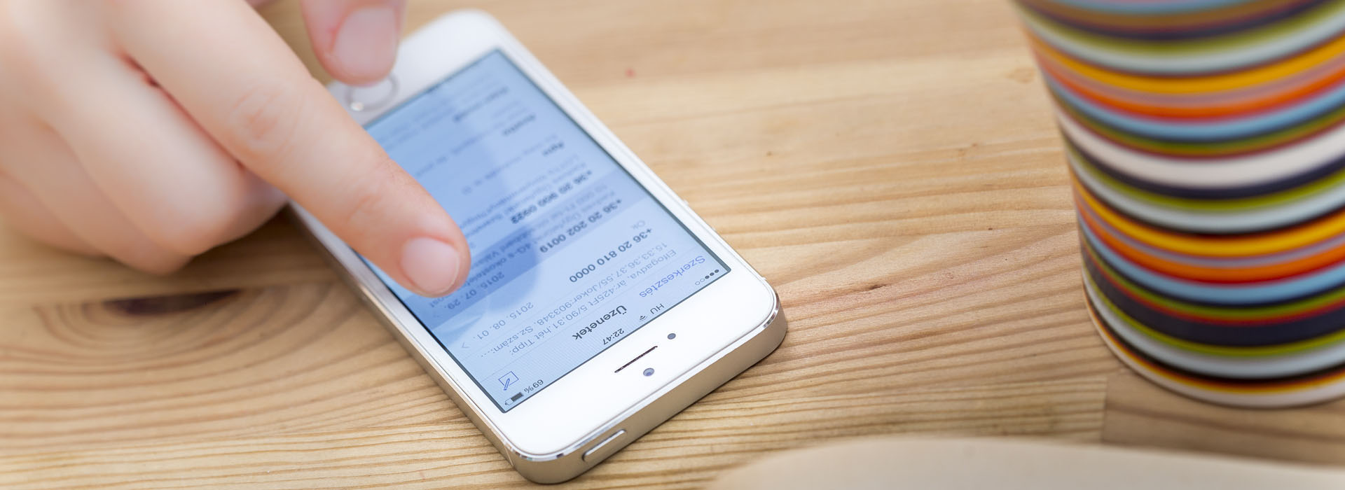 a képen egy mobiltelefon látható