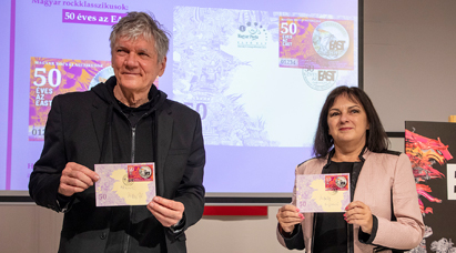 Az EAST zenekar vezetője és Hegmanné Nemes Sára látható a képen.