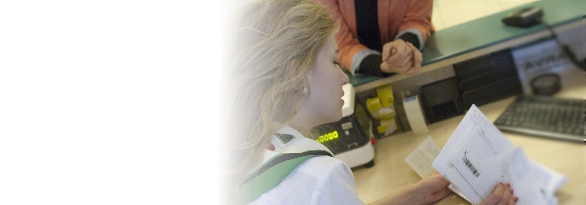 A képen egy ügyintéző hölgy látható, kezében levelekkel.