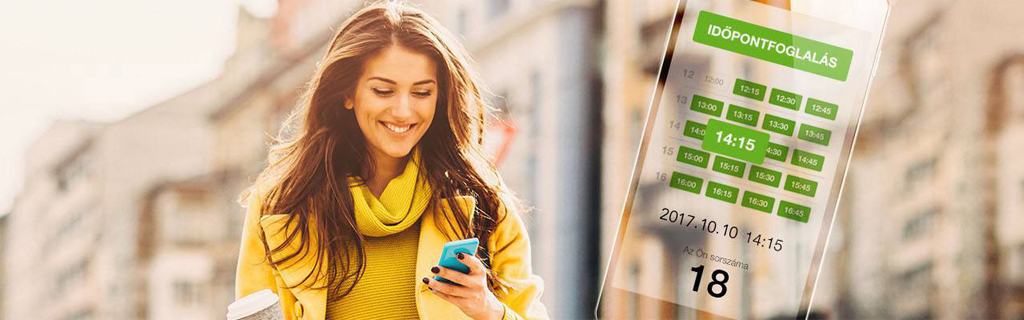 A képen egy hölgy nézi a telefonját, mellette egy időpontfoglálás képernyőfotó látható