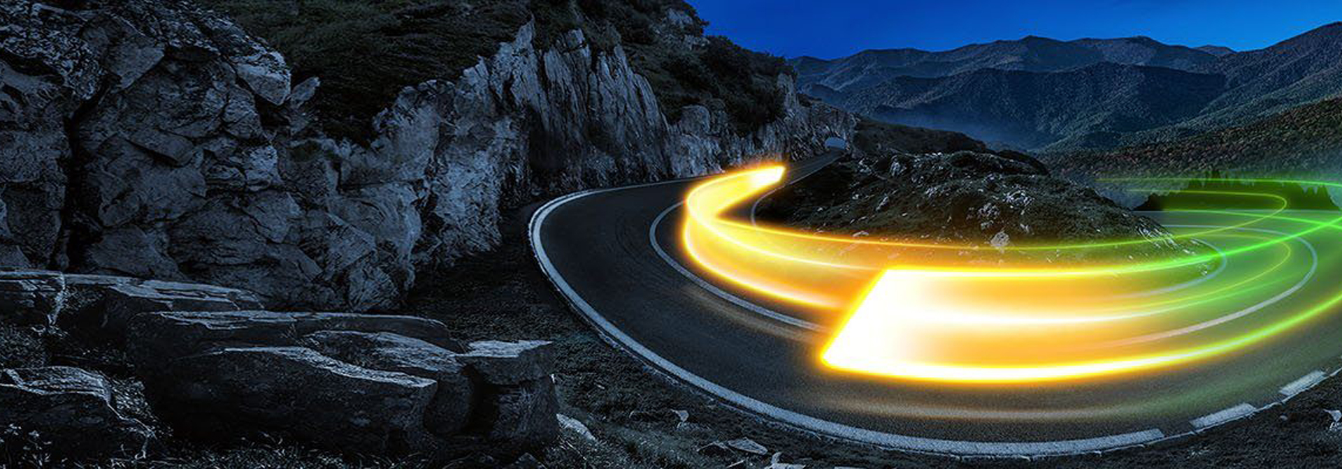 A képen hegyek láthatóak és a helyek között egy út, amelyen egy fénycsík jelzi a gyorsaságot.