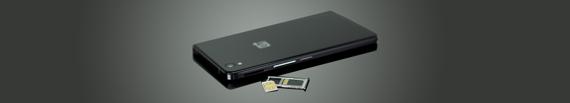 A képen egy mobil telefon látható, mellette egy sim kártyával. 