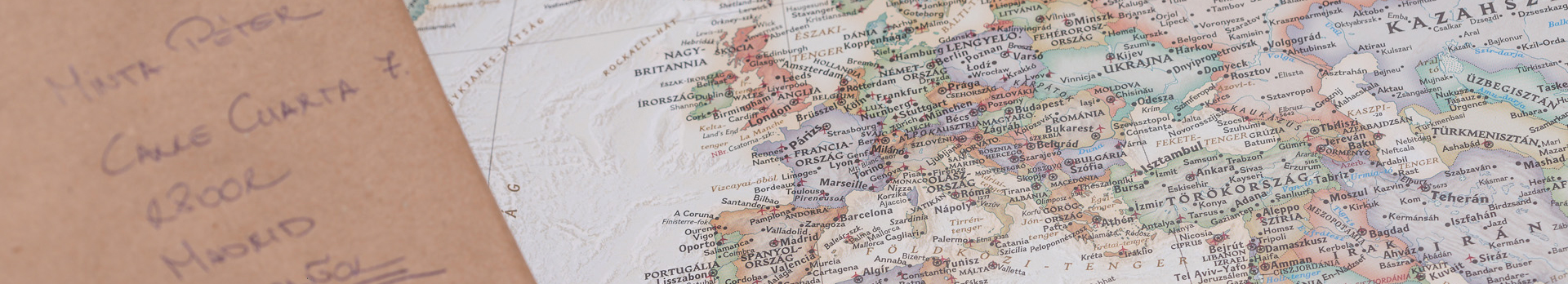 A képen hegyek láthatóak és a helyek között egy út, amelyen egy fénycsík jelzi a gyorsaságot.