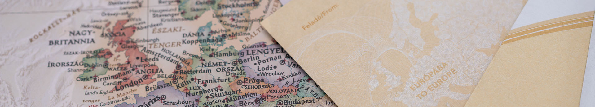 A képen nemzetközi postakész boríték látható és egy Európát ábrázoló térkép.