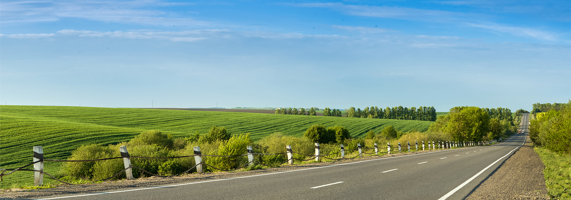 A képen egy országút látható