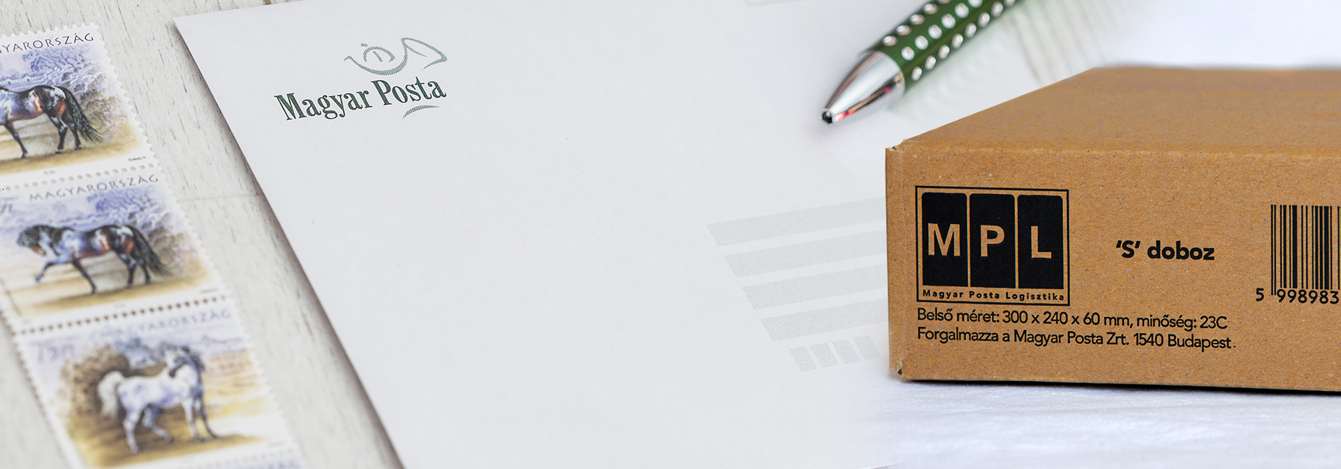 A képen egy boríték, bélyegek és egy ML-es doboz látható