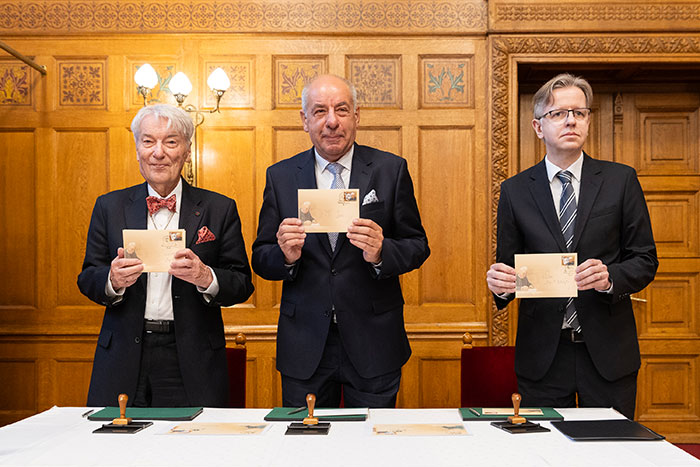 A képen Vizi E. Szilveszter, a Magyar Corvin-lánc Testület elnöke , Sulyok Tamás köztársasági elnök és dr. Láng Géza a Magyar Posta elnök vezérigazgatója látható 