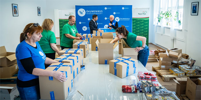 A Magyar Posta munkatársai átadják az adományokat a Magyar Ökumenikus Segélyszervezetnek