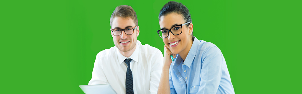 A képen egy férfi és egy hölgy mosolyog a kamerába