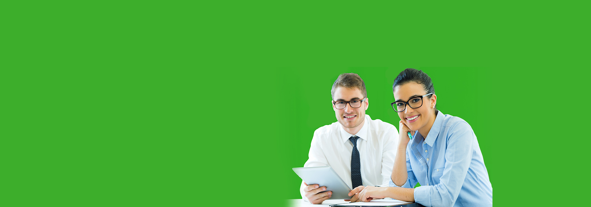 A képen egy férfi és egy hölgy mosolyog a kamerába