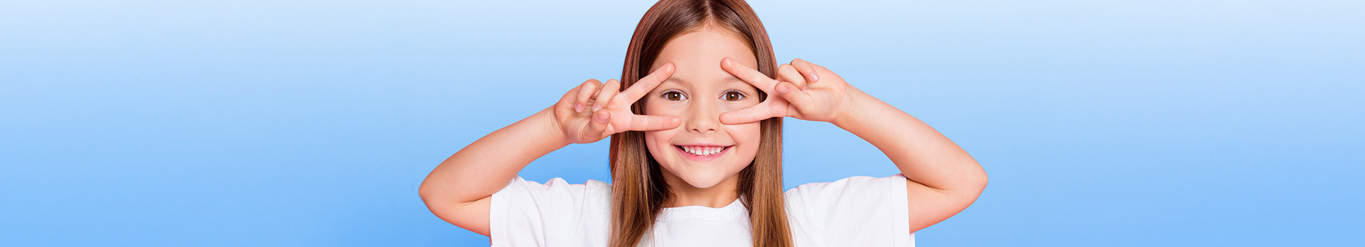 Mosolygós barna hajú kislány.