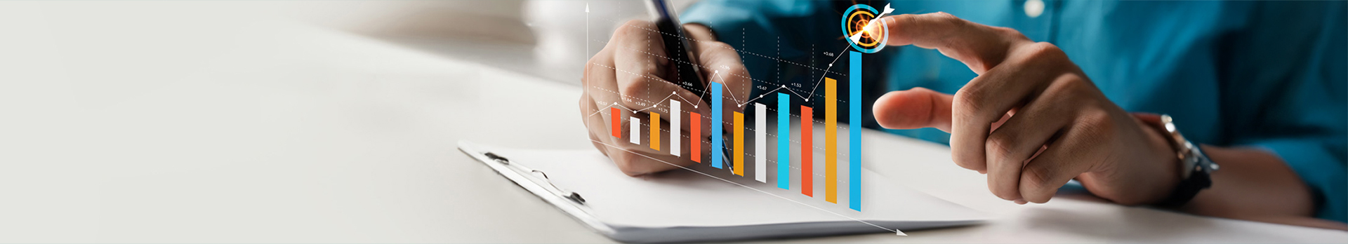 Egy lebegő grafikonra rámutat egy íróasztalnál ülő férfi.