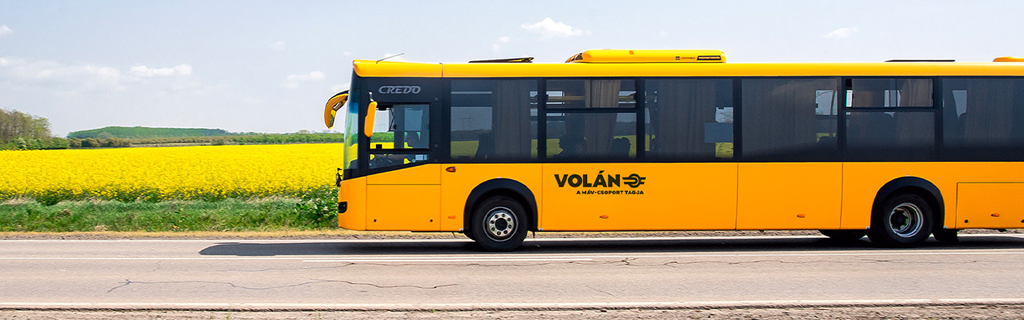 A képen egy Volánbusz látható