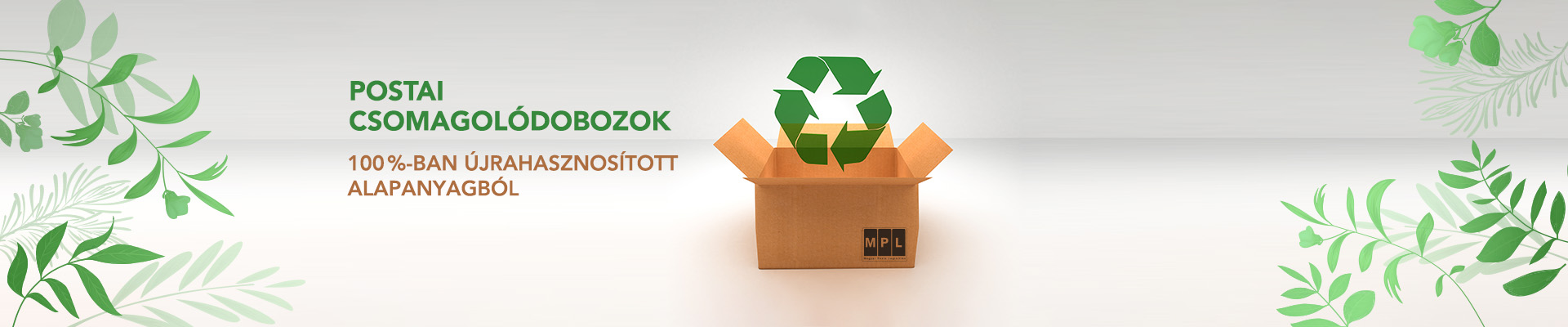 Postai csomagolódobozok, 100%-ban újrahasznosított alapanyagból.A képen egy postai csomagolódoboz láthatóak és egy újrahasznosítást szimbolizáló ikon.