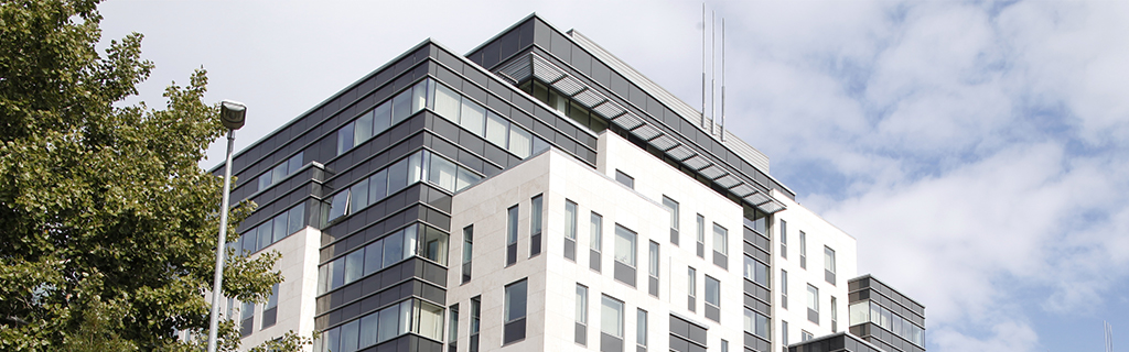 A képen a Magyar Posta székházának részlete látható, háttérben az éggel.