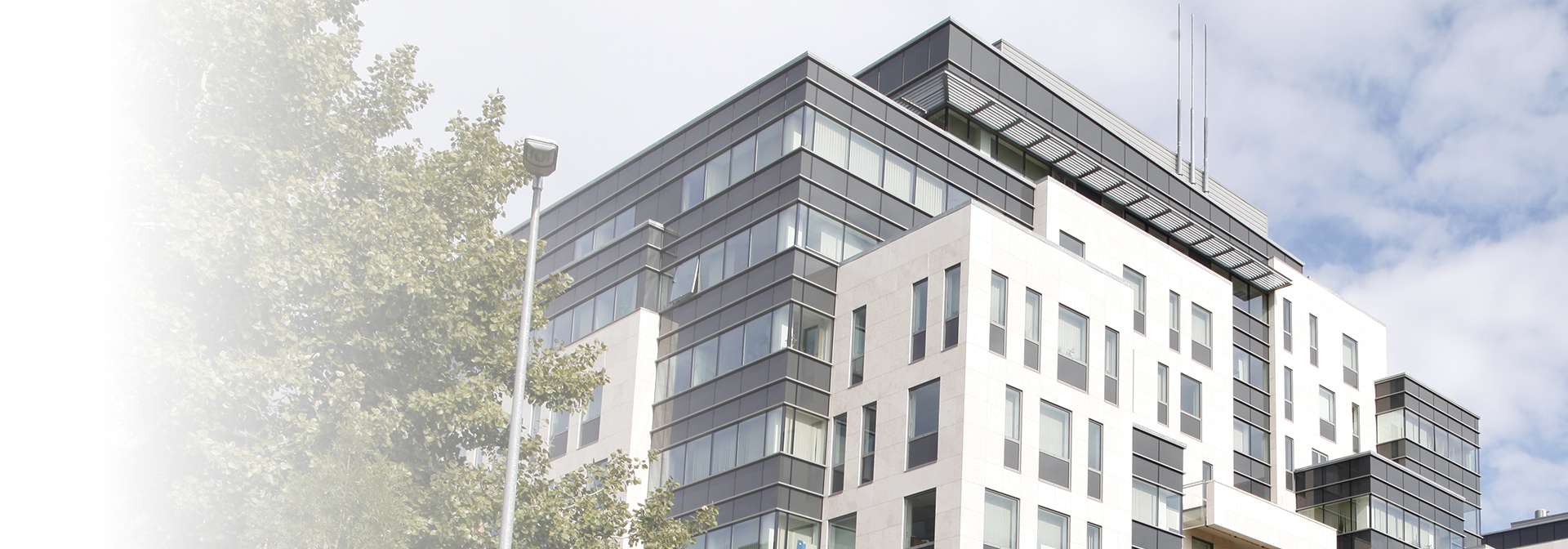 A képen a Magyar Posta székházának részlete látható, háttérben az éggel.