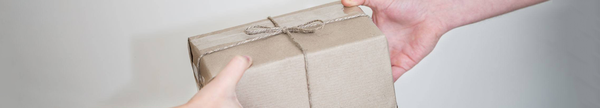 A képen egy csomag átadása történik