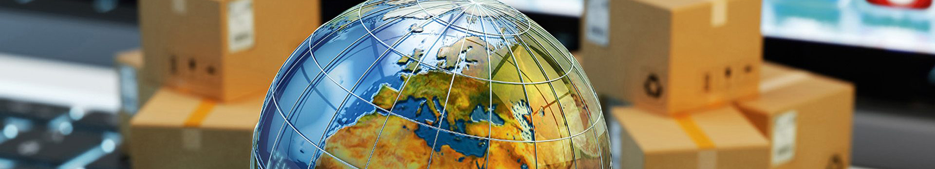 A képen egy födgömb láthatóm mögötte pedig dobozok vannak.