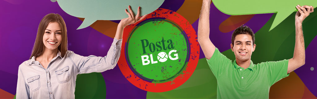 A képen három fiatal van, szövegbuborékot tartva a kezében