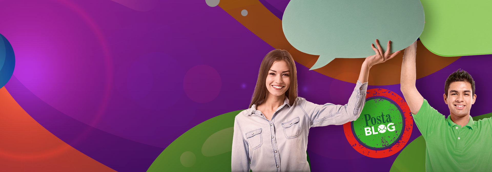 A képen három fiatal van, szövegbuborékot tartva a kezében