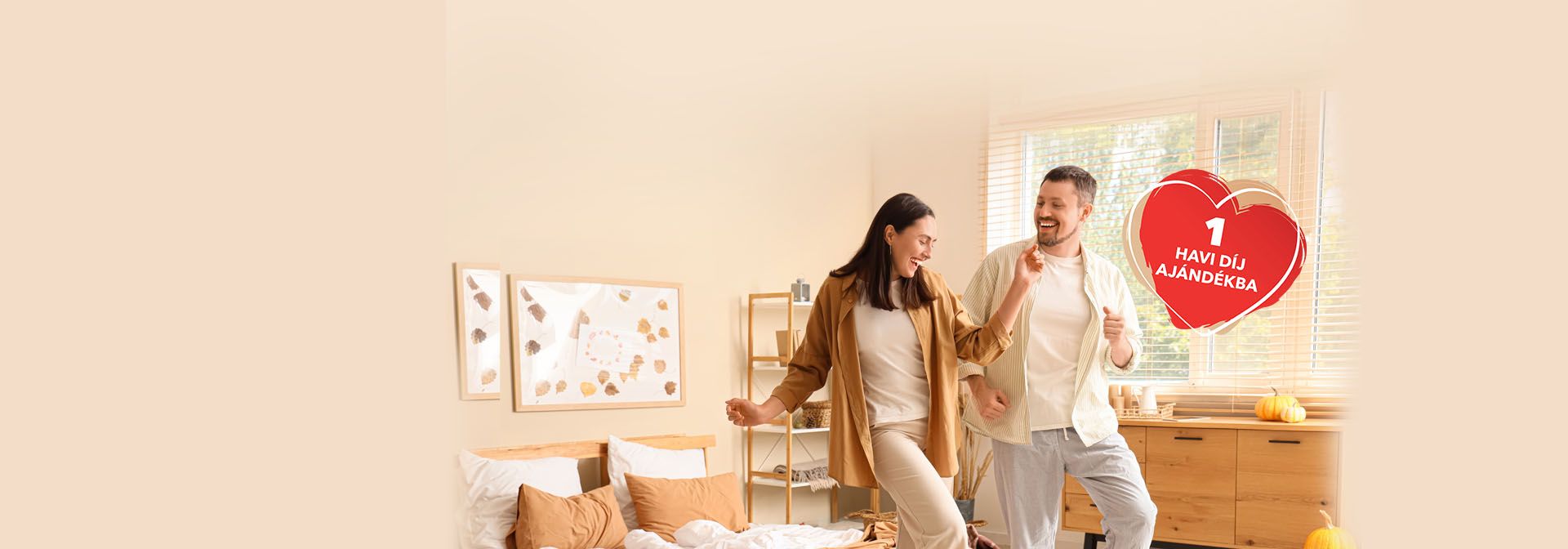 PostaÉdesOtthon őszi kampány - 1 havi díj ajándékba. A képen egy fiatal pár táncol egy új lakásban