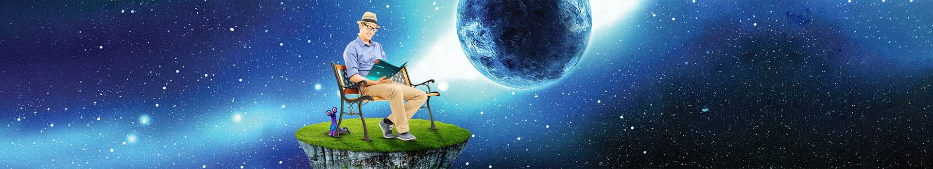 A képen egy férfi ül a világegyetemben egy padon és egy újságot oldas