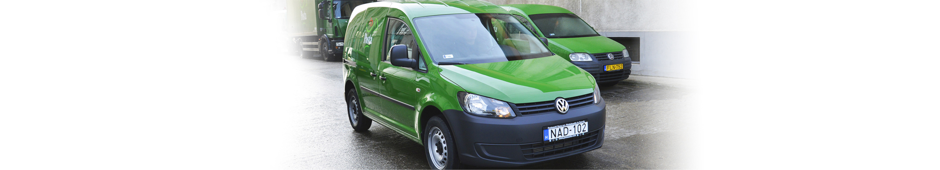 A képen kombi típusú, zöld színű személyautók láthatóak.