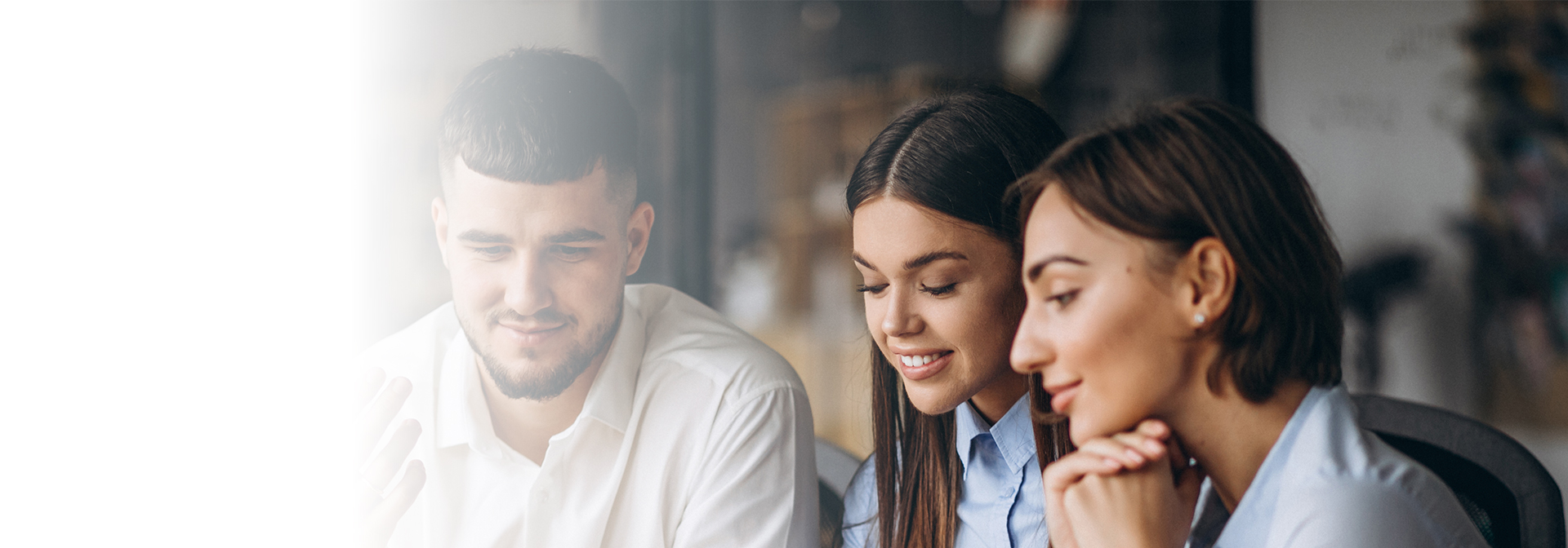 Üdvözöljük üzleti partnereinket. Használja Ön is az MPL API-t.  A képen három fiatal látható, akik lefele néznek.